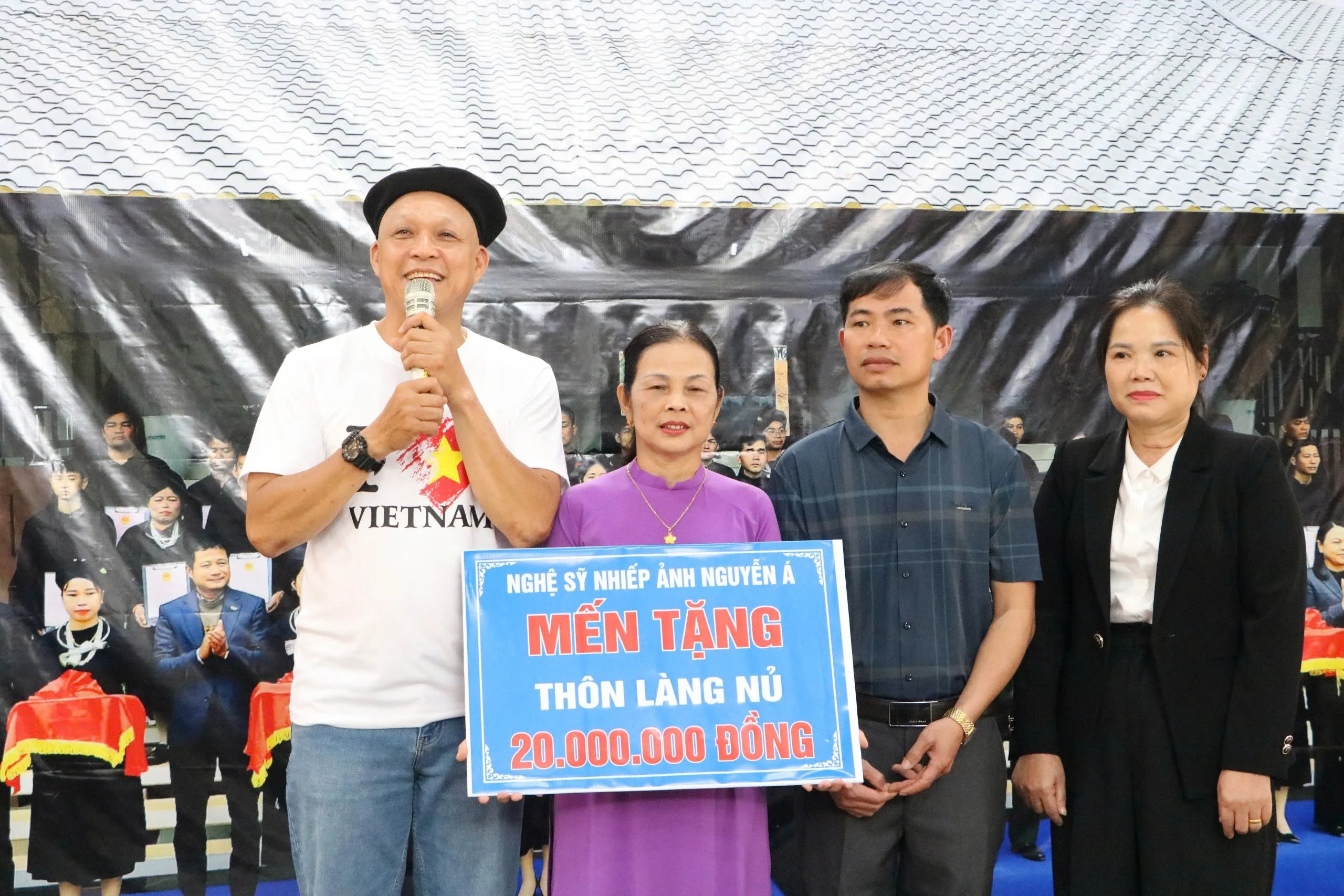 tang-qua-cho-nhan-dan-can-bo-thon-lang-nu.jpg