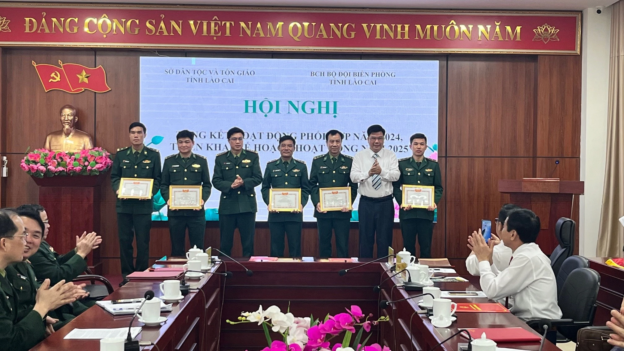lanh-dao-02-co-quan-tang-giay-khen-cho-tap-the-va-ca-nhan-cua-bo-chi-huy-bdbp-tinh.jpg