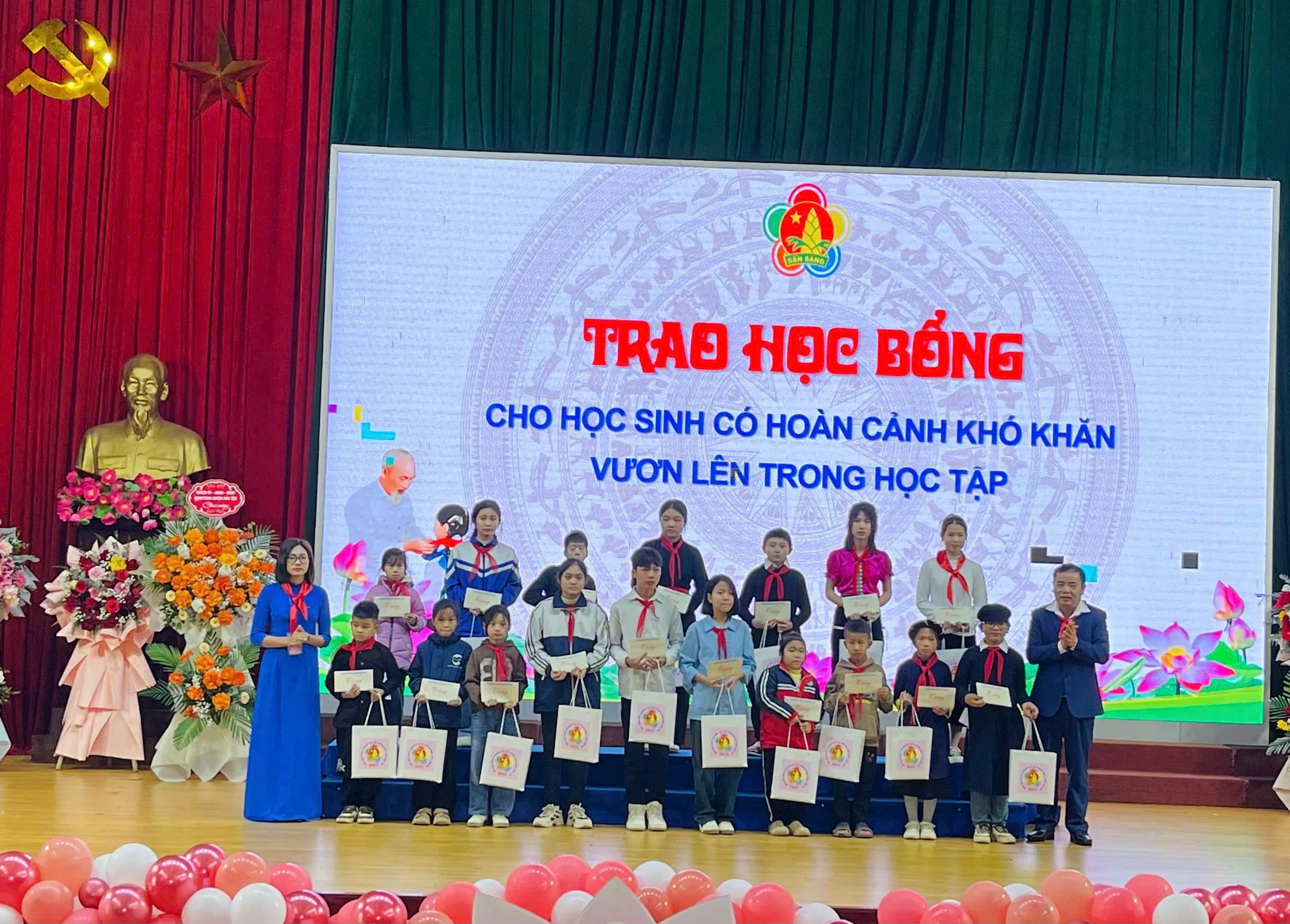 trao-qua-cua-hoi-khuyen-hoc-huyen-cho-17-em-vuot-kho-vuon-len-trong-hoc-tap-ren-luyen.jpg