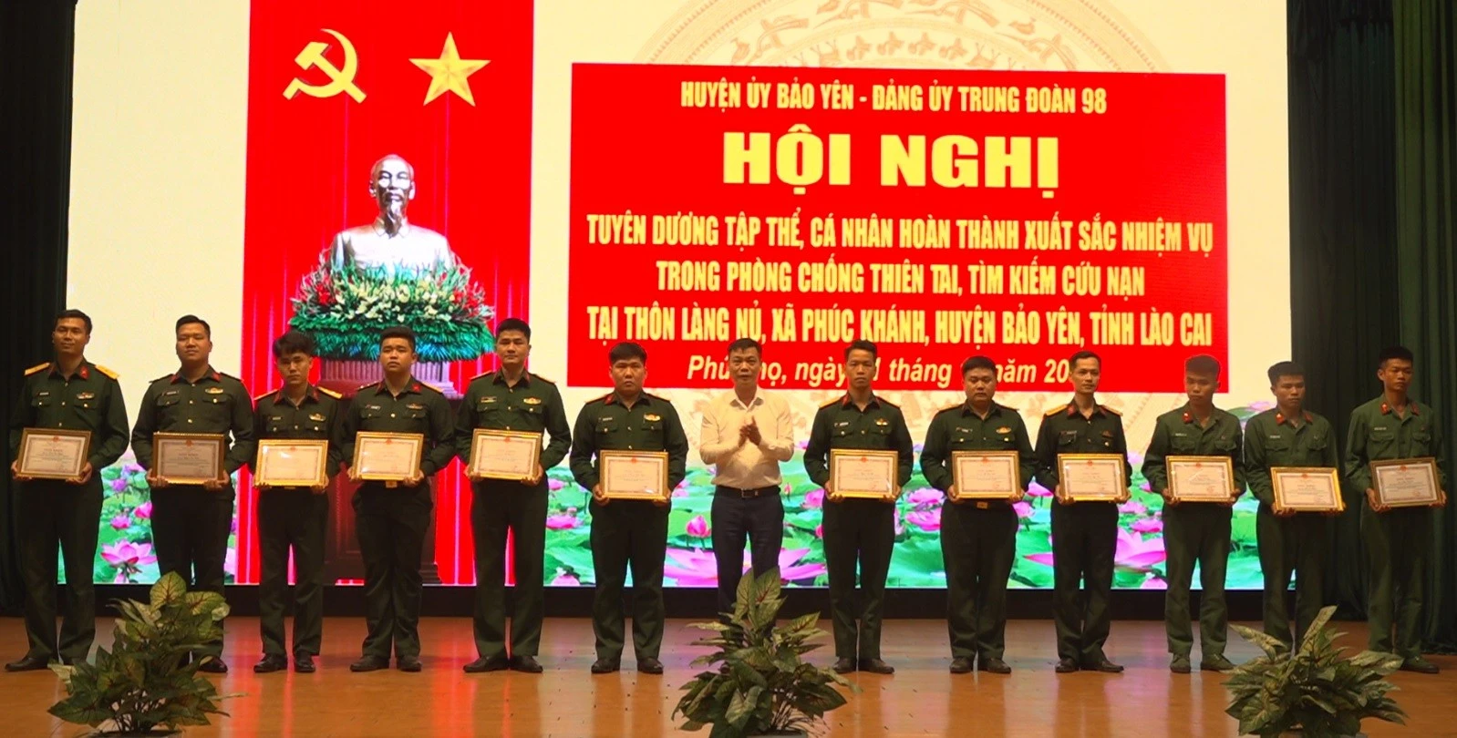 tang-giay-khen-cua-chu-tich-ubnd-huyen-bao-yen-cho-cac-ca-nhan.jpg