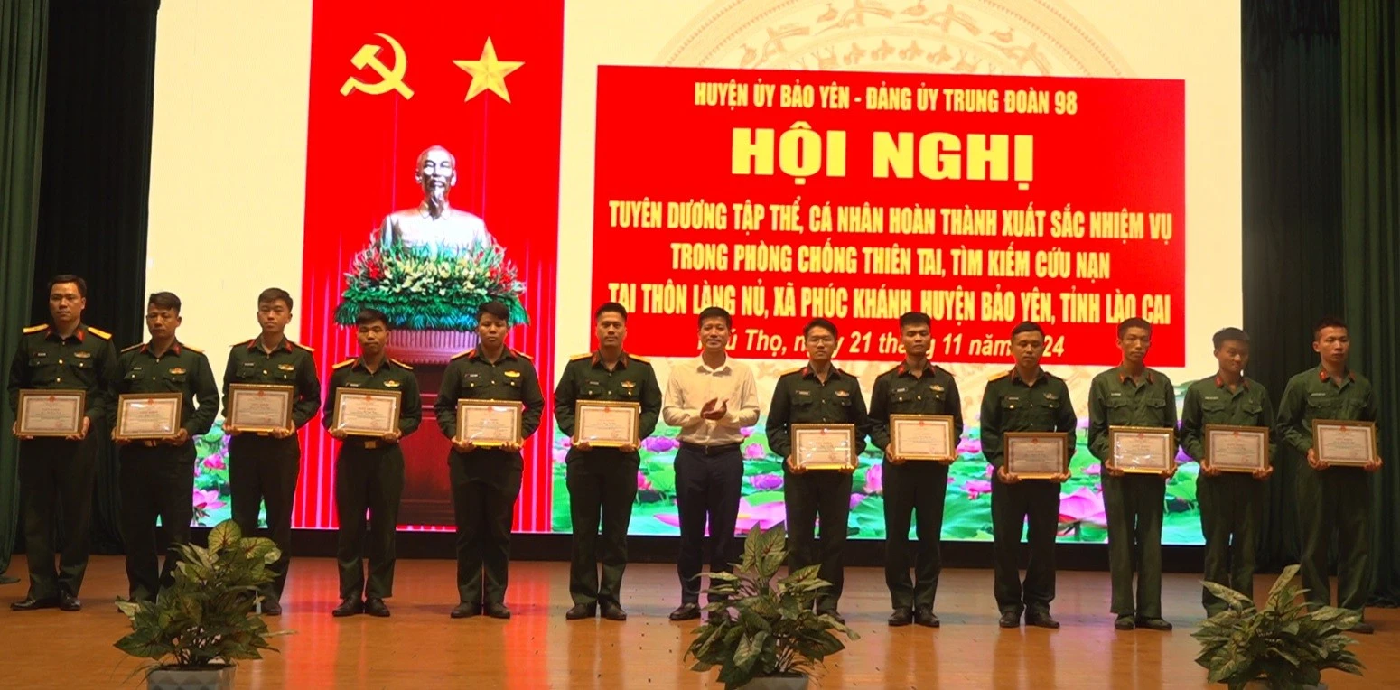tang-giay-khen-cua-chu-tich-ubnd-huyen-cho-cac-ca-nhan.jpg