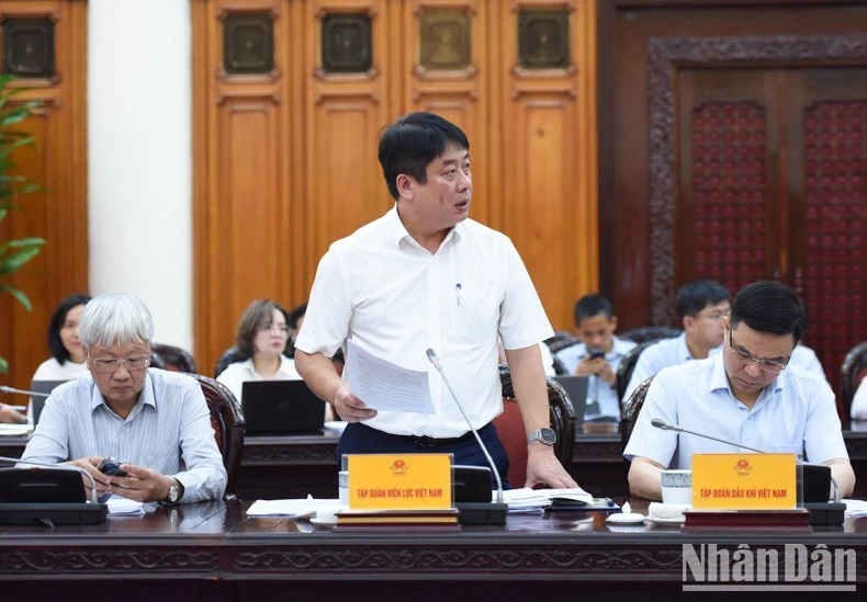 Tổng giám đốc Tập đoàn Điện lực Việt Nam (EVN) Nguyễn Anh Tuấn báo cáo tại cuộc họp (Ảnh: Trần Hải).