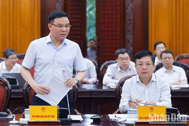 Chủ tịch Tập đoàn Dầu khí Quốc gia Việt Nam (PVN) Lê Mạnh Hùng báo cáo tại cuộc họp (Ảnh: Trần Hải).