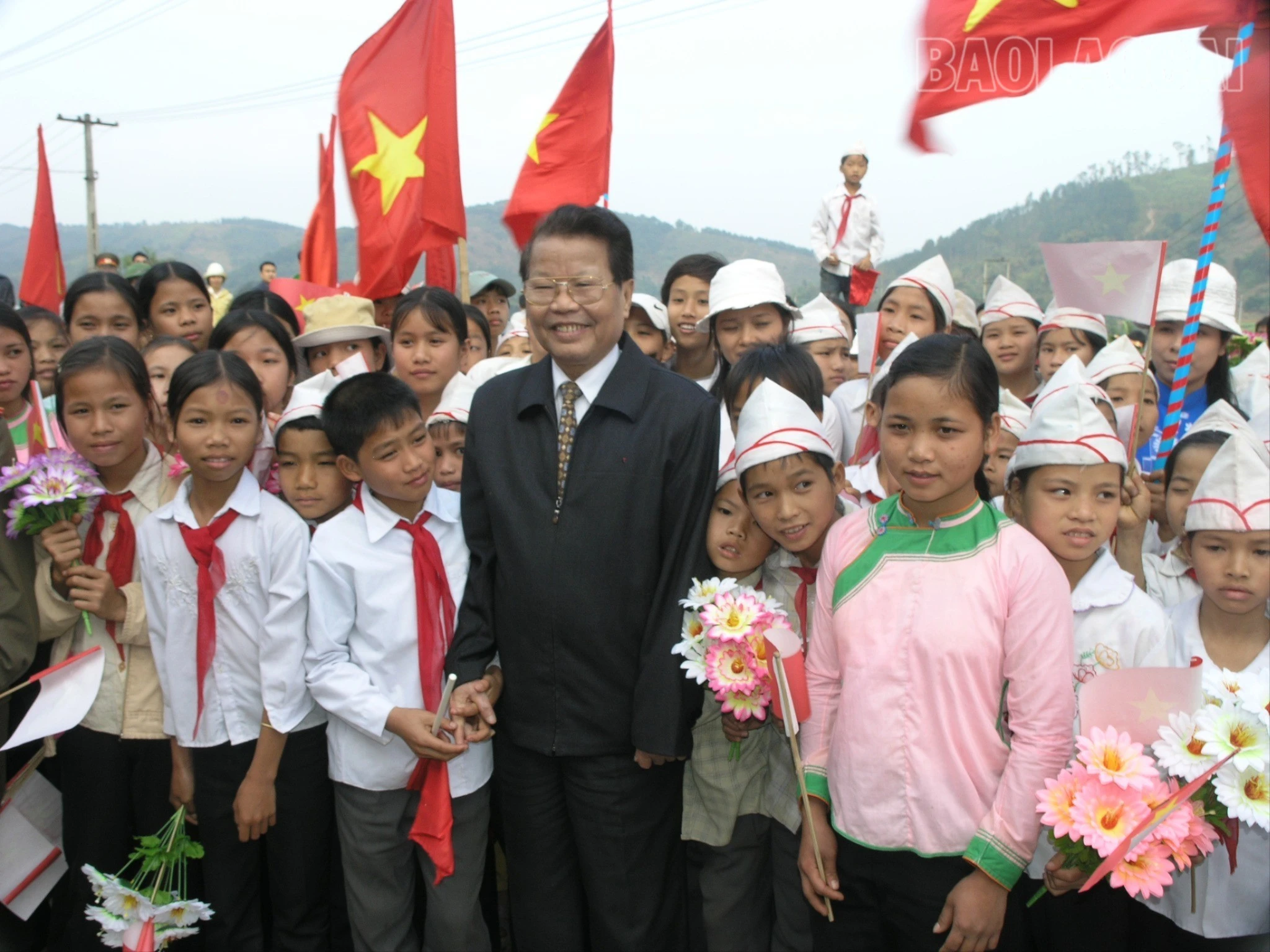 chu-tich-nuoc-chup-anh-cung-cac-chau-thieu-nhi-quang-kim-5486.jpg