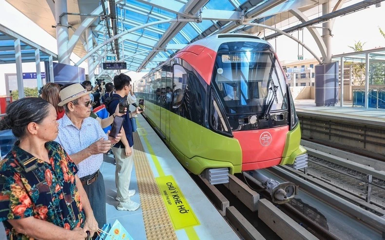 Tàu điện Nhổn-ga Hà Nội được đông đảo nhân dân đón nhận, tham gia.