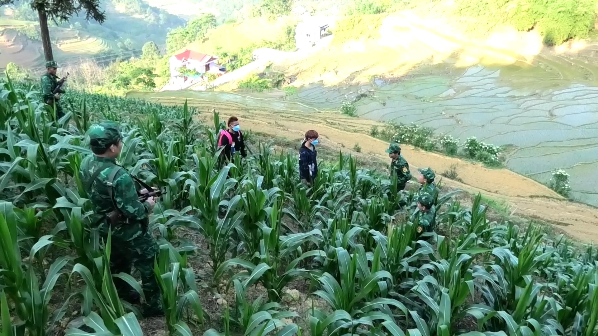 bdbp-lao-cai-bat-giu-cac-doi-tuong-dua-nguoi-xuat-nhap-canh-trai-phep-qua-bien-gioi.jpg