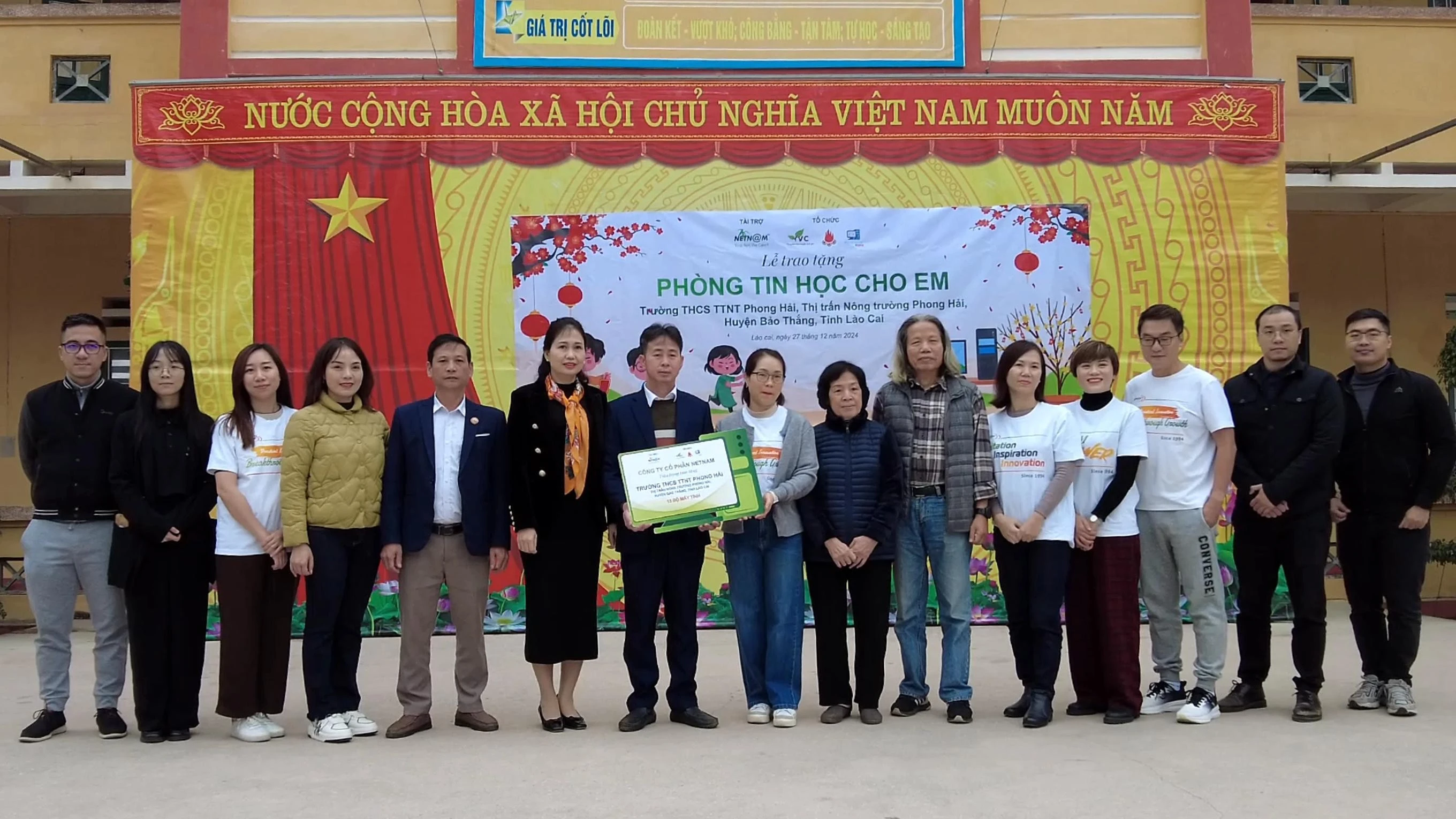4-cong-ty-co-phan-netnam-trao-tang-nha-truong-15-bo-may-tinh-va-5-trieu-dong-tien-mat.jpg