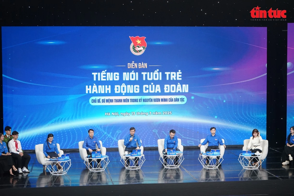 Ban Bí thư Trung ương Đoàn giải đáp những tâm tư, nguyện vọng của các đoàn viên, thanh niên tại diễn đàn.