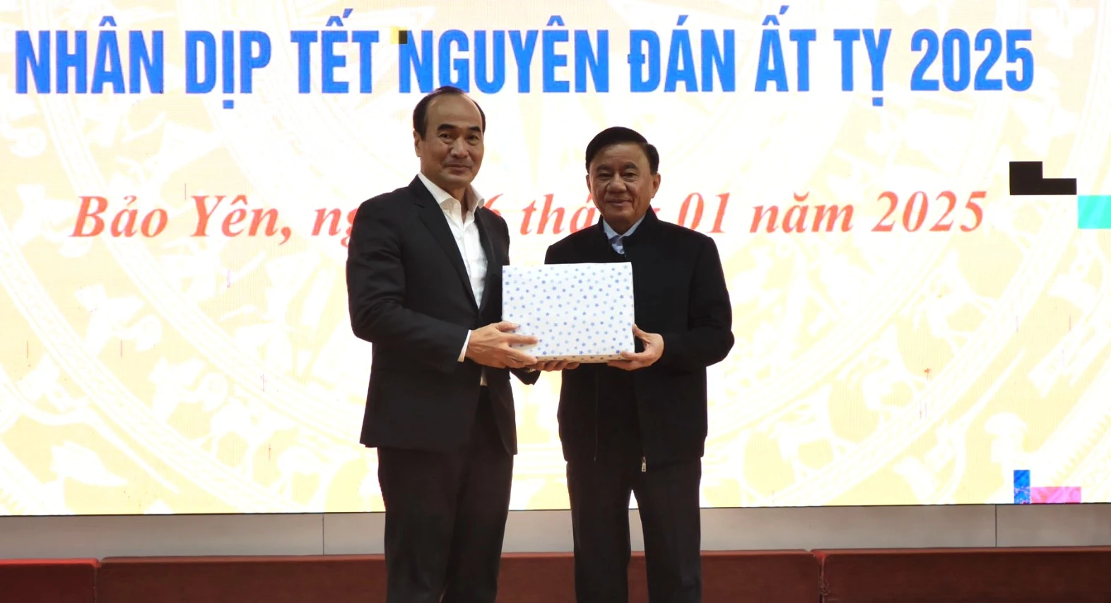 dong-chi-tran-cam-tu-uy-vien-bo-chinh-tri-thuong-truc-ban-bi-thu-chu-nhiem-ubkt-tw-trao-qua-chuong-trinh-tet-vi-nguoi-ngheo-cho-tinh-lao-cai-copy.png