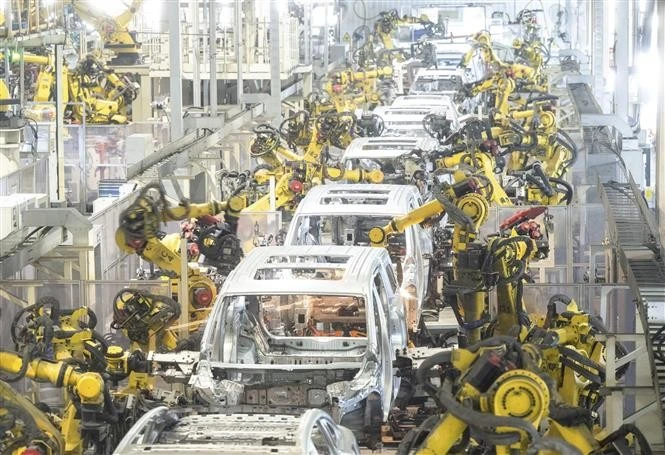 Robot lắp ráp xe ô tô điện của hãng Voyah tại Vũ Hán, tỉnh Hồ Bắc (Trung Quốc) ngày 1/4/2024. Ảnh: THX/TTXVN