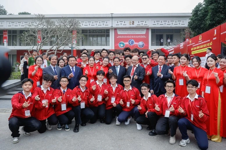 Thủ tướng Phạm Minh Chính với các đại biểu và sinh viên tham dự Lễ phát động phong trào “Bình dân học vụ số” - Ảnh: VGP/Nhật Bắc