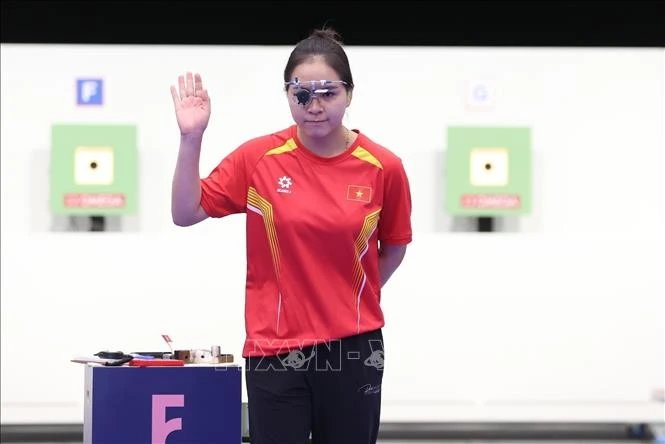 Xạ thủ Trịnh Thu Vinh chào khán giả trước giờ thi đấu nội dung chung kết súng ngắn hơi 10m nữ tại Olympic Paris 2024. Ảnh: Hoàng Linh/TTXVN