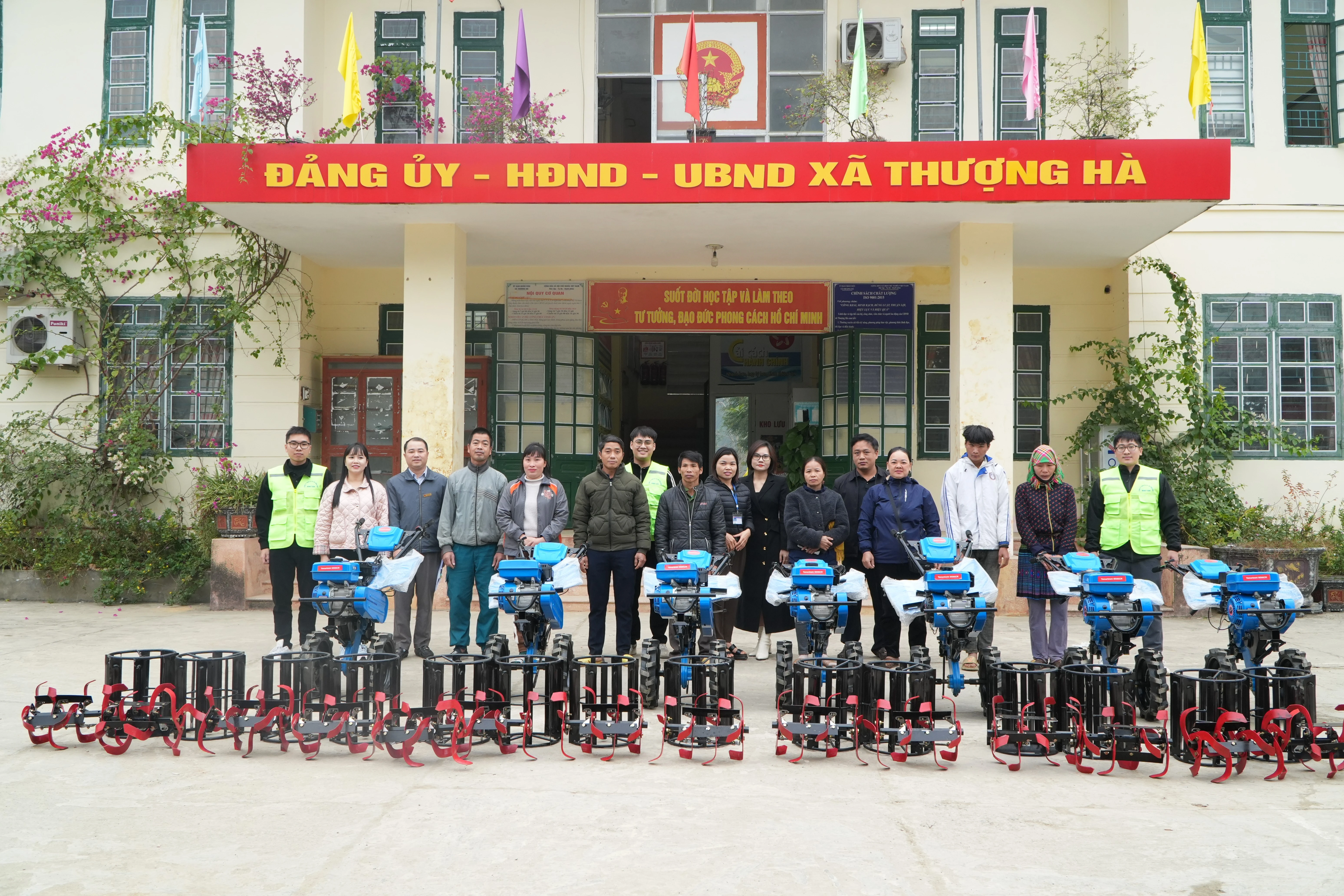 trao-tang-san-pham-may-nong-nghiep-tai-xa-thuong-ha.jpg