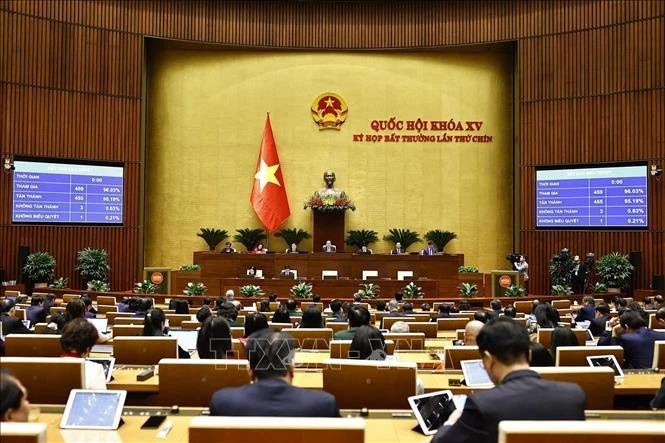 Quốc hội biểu quyết thông qua Nghị quyết của Quốc hội về chủ trương đầu tư dự án đầu tư xây dựng tuyến đường sắt Lào Cai - Hà Nội - Hải Phòng. Ảnh: Doãn Tấn/TTXVN