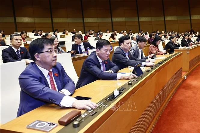 Đại biểu ấn nút thông qua luật, nghị quyết. Ảnh: Doãn Tấn/TTXVN