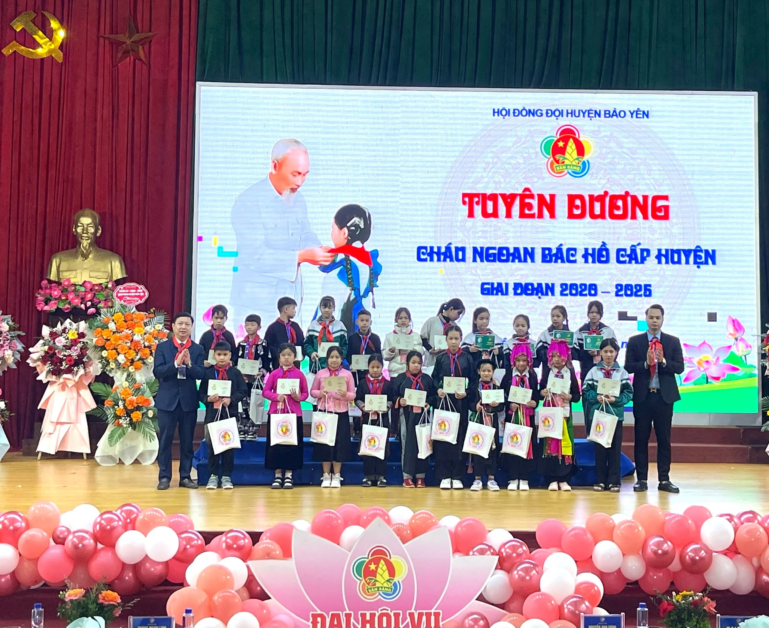 tuyen-duong-chau-ngoan-bac-ho-cho-cac-thieu-nien-nhi-dong-co-thanh-tich-xuat-sac.jpg