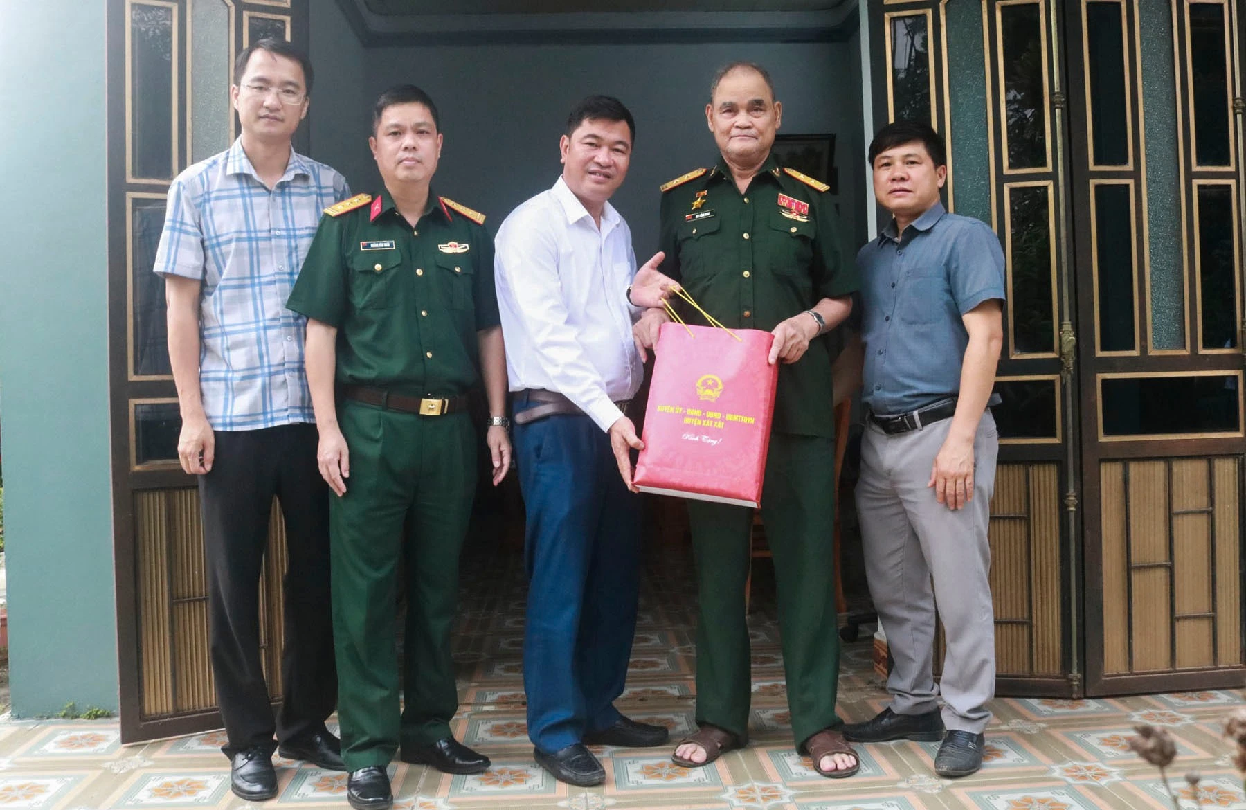 trao-qua-cho-cuu-chien-binh-bui-tong-ninh-thi-tran-bat-xat.jpg