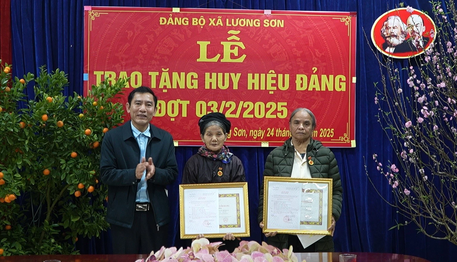 thuong-truc-huyen-uy-bao-yen-trao-huy-hieu-dang-cho-dang-vien-thuoc-dang-bo-xa-luong-son.jpg