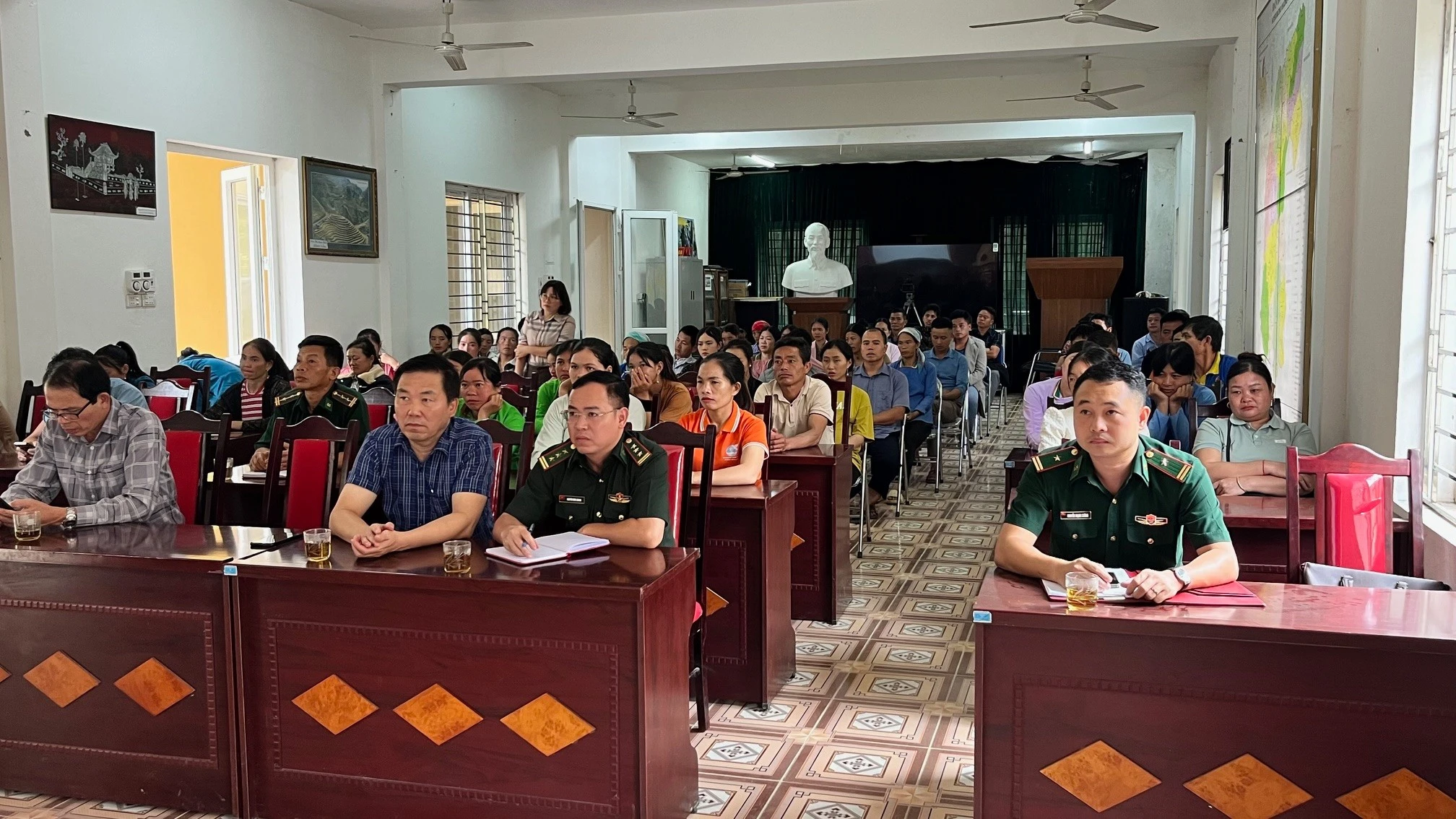 cac-dai-bieu-va-nhan-dan-tham-du-hoi-nghi-tuyen-truyen-3634.jpg
