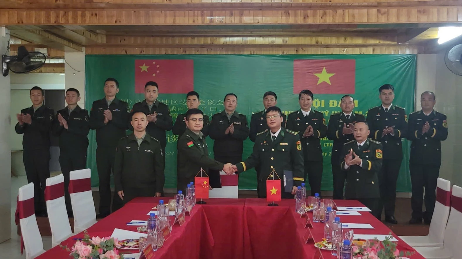 trung-ta-ban-van-minh-truong-doan-dai-dien-04-don-bien-phong-ky-ket-bien-ban-voi-thieu-ta-chu-loi-truong-doan-dai-bieu-dai-dien-tram-hoi-ngo-hoi-dam-ma-ly-pho.jpg