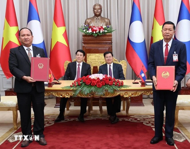 Chủ tịch nước Lương Cường và Tổng Bí thư, Chủ tịch nước Lào Thongloun Sisoulith chứng kiến lễ trao Bản ghi nhớ hợp tác giữa Ủy ban Nhân dân tỉnh Gia Lai (Việt Nam) và chính quyền tỉnh Attapeu (Lào) giai đoạn 2025-2030. (Ảnh: Lâm Khánh/TTXVN)