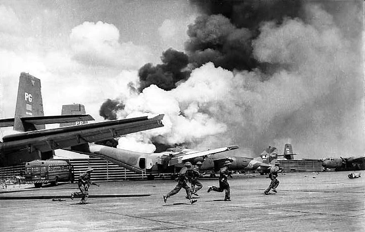 Sáng 30/4/1975, Sư đoàn 10, Quân đoàn 3 đánh chiếm Sân bay Tân Sơn Nhất. Ảnh tư liệu