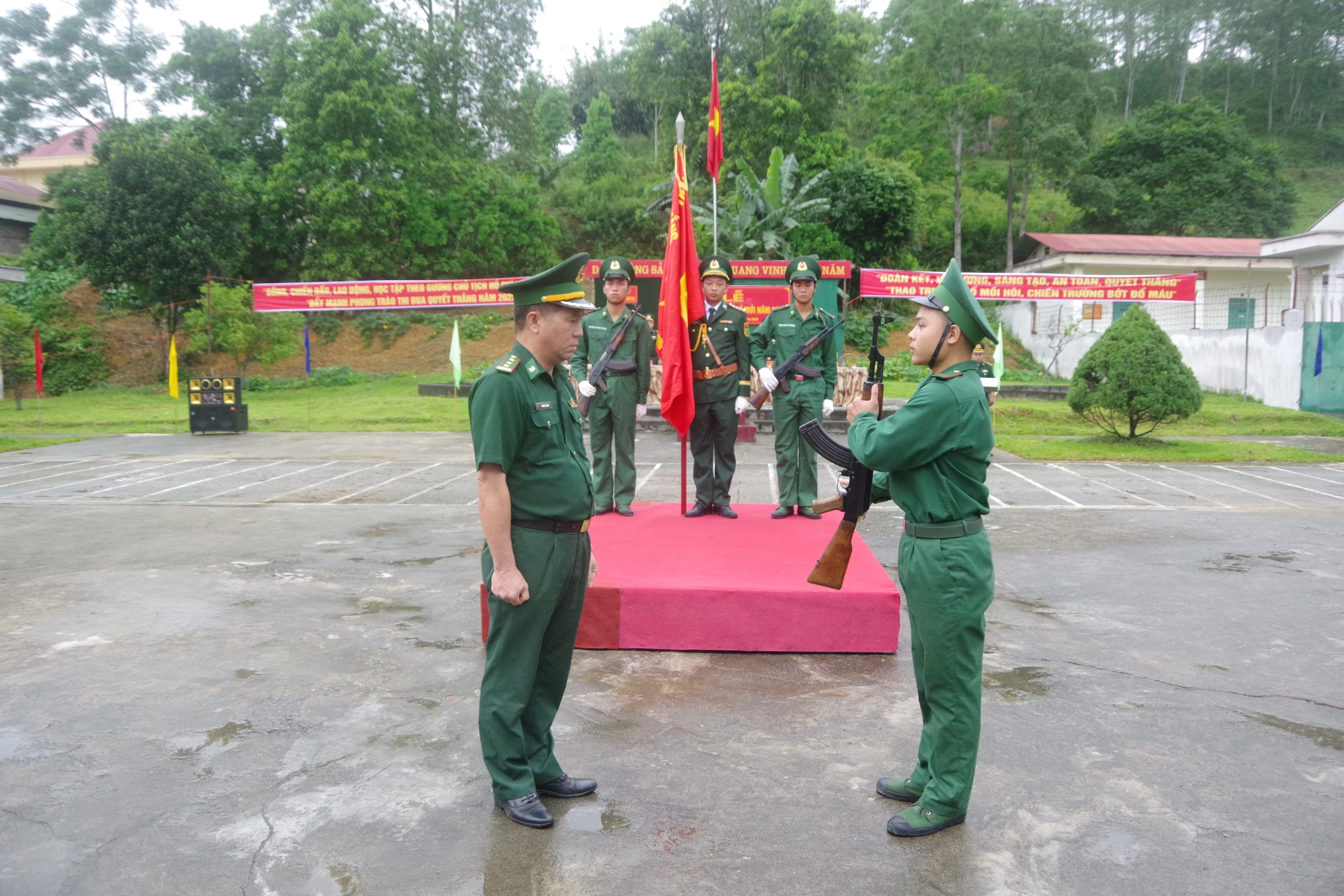 thuong-ta-nguyen-hai-quan-tieu-doan-truong-trao-vu-khi-cho-chien-si-moi.jpg