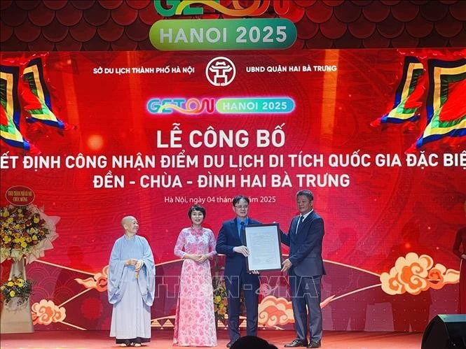 Phó Chủ tịch UBND thành phố Hà Nội Nguyễn Mạnh Quyền trao Quyết định của UBND thành phố Hà Nội công nhận cụm di tích Quốc gia đặc biệt Đền, Chùa, Đình Hai Bà Trưng là điểm du lịch cho quận Hai Bà Trưng