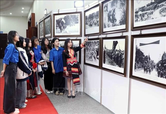 Học sinh, sinh viên trên địa bàn tỉnh Thái Nguyên tham quan triển lãm. Ảnh: Thu Hằng/TTXVN