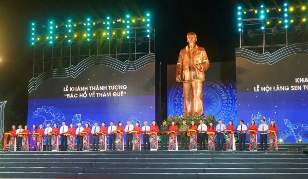 Tổng Bí thư Tô Lâm cùng các đại biểu cắt băng Khánh thành Tượng đài "Bác Hồ về thăm quê".