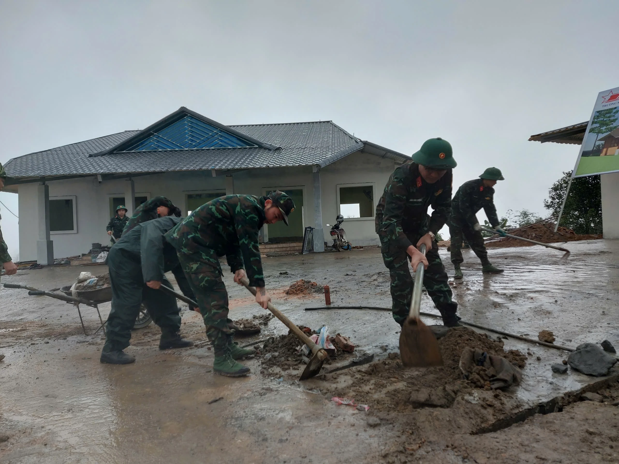 luc-luong-quan-su-tham-gia-don-dep-ve-sinh-tai-khu-tai-dinh-cu-thon-nam-tong-xa-nam-luc.jpg