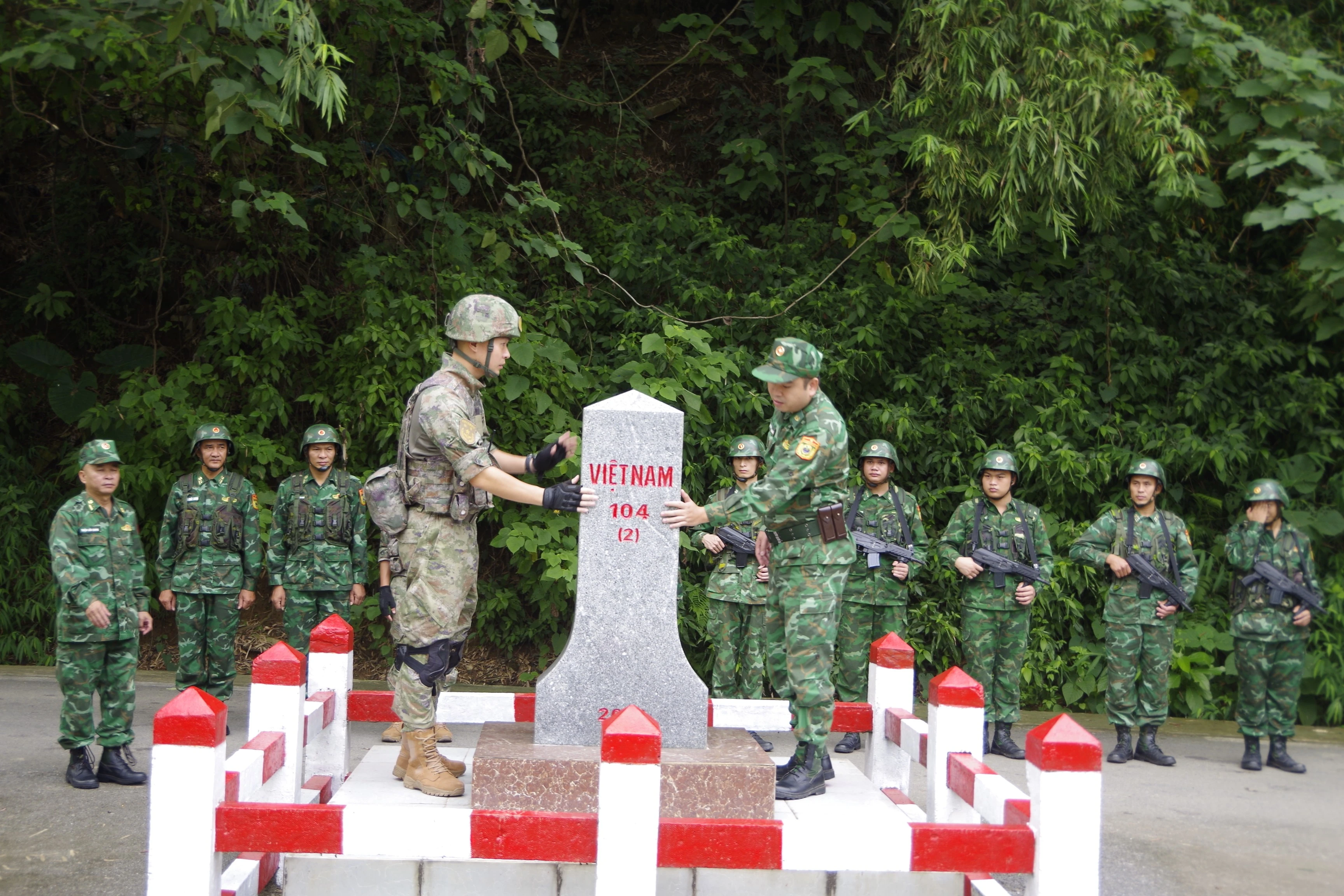 doi-tuan-tra-song-phuong-do-bpckqt-lao-cai-kiem-tra-cot-moc-104-1.jpg