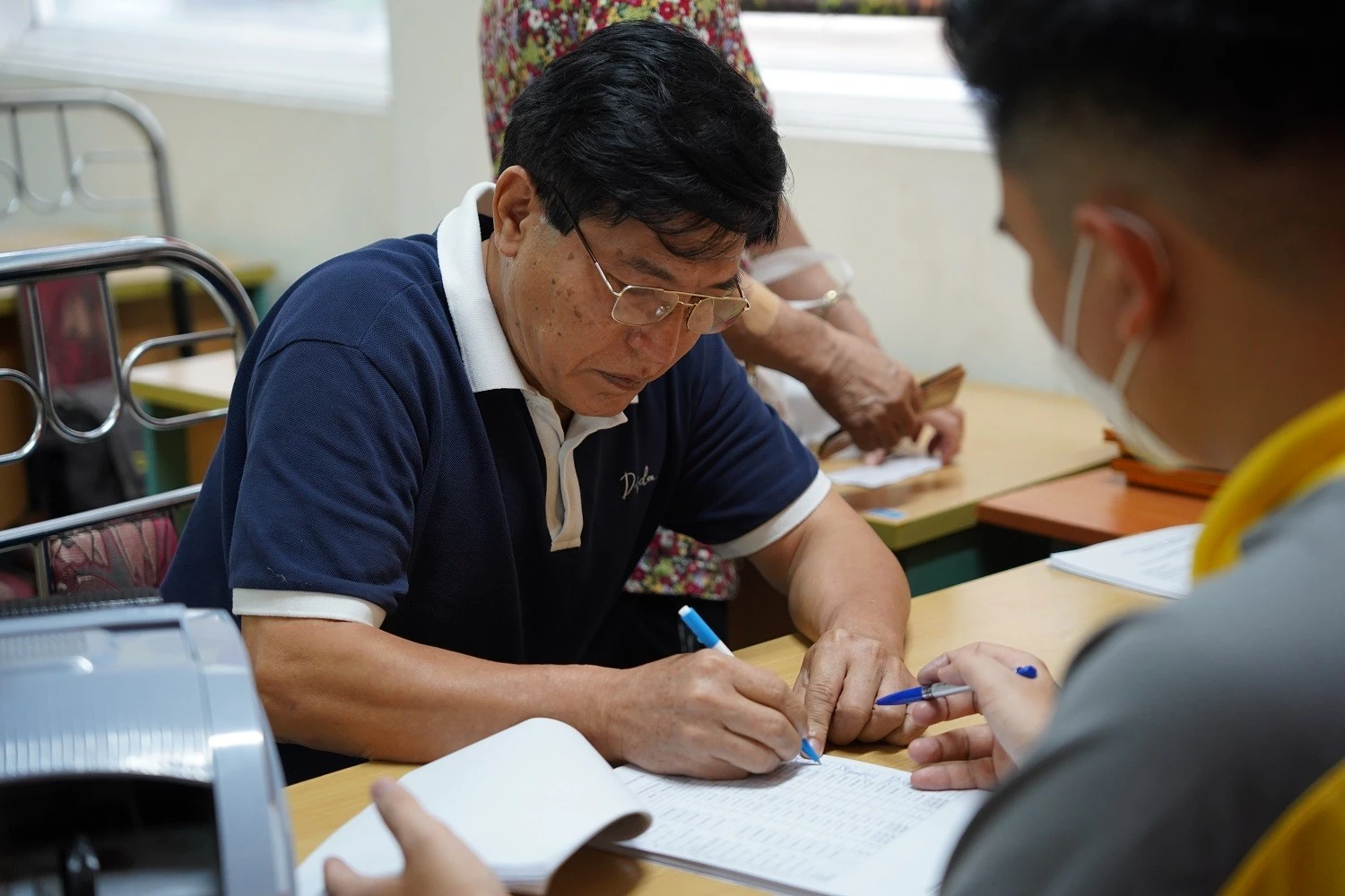 Chi trả lương hưu cho các đối tượng hưởng.