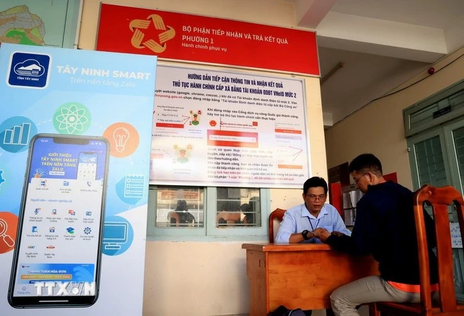 Cán bộ địa phương ở Tây Ninh hướng dẫn người dân sử dụng tài khoản Dịch vụ công Quốc gia.