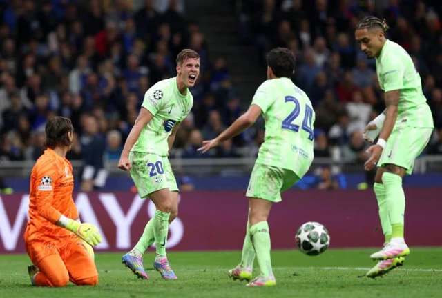 Dani Olmo phấn khích sau khi ghi bàn gỡ hòa 2-2 cho Barcelona