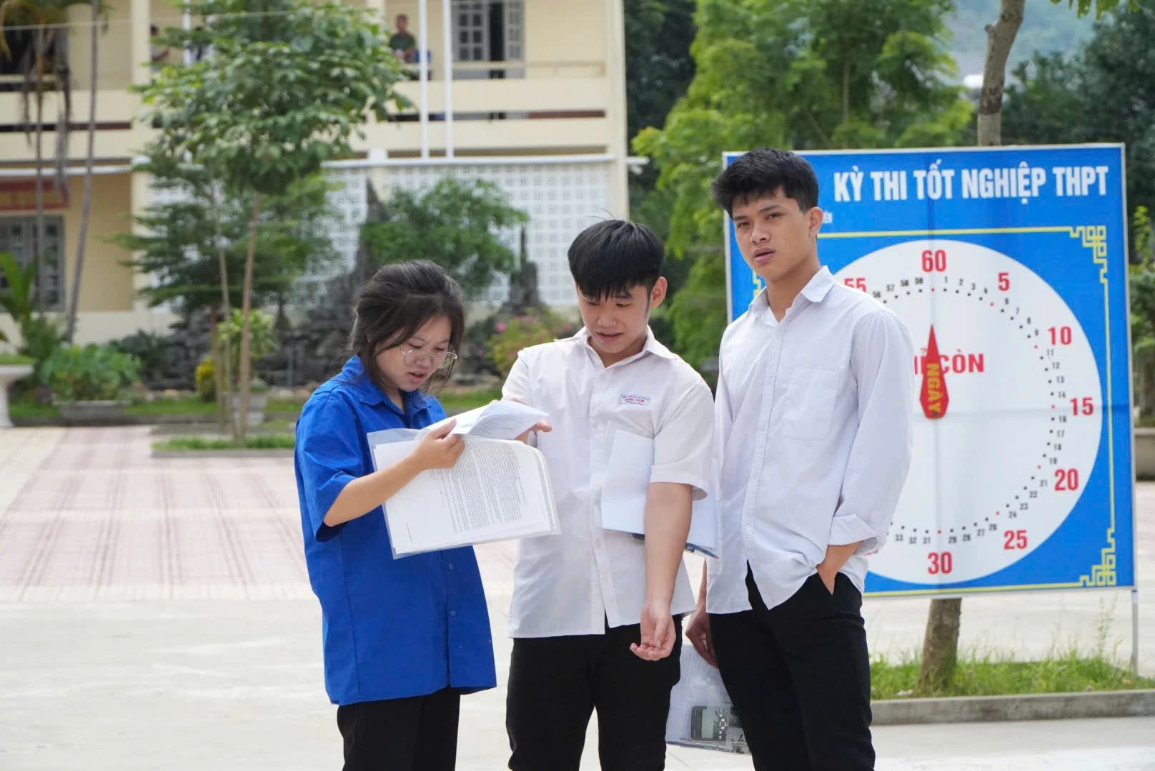 Thí sinh trao đổi bài làm sau giờ thi.