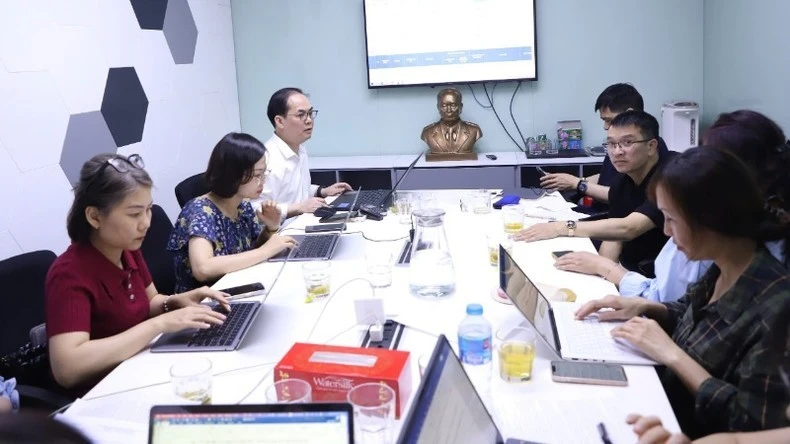 Tiến sĩ Tạ Mạnh Hùng trao đổi với các cơ quan báo chí.