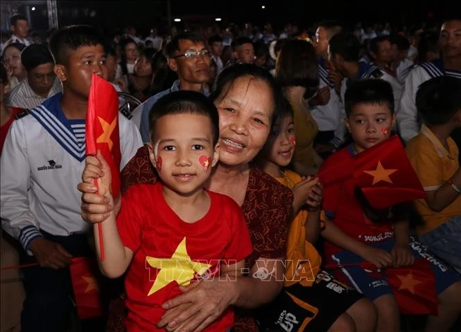 Đại biểu nhân dân tham dự chương trình chính luận nghệ thuật "Sức sống Trường Sa" tại Quân cảng Cam Ranh, tối 29/4/2025.
