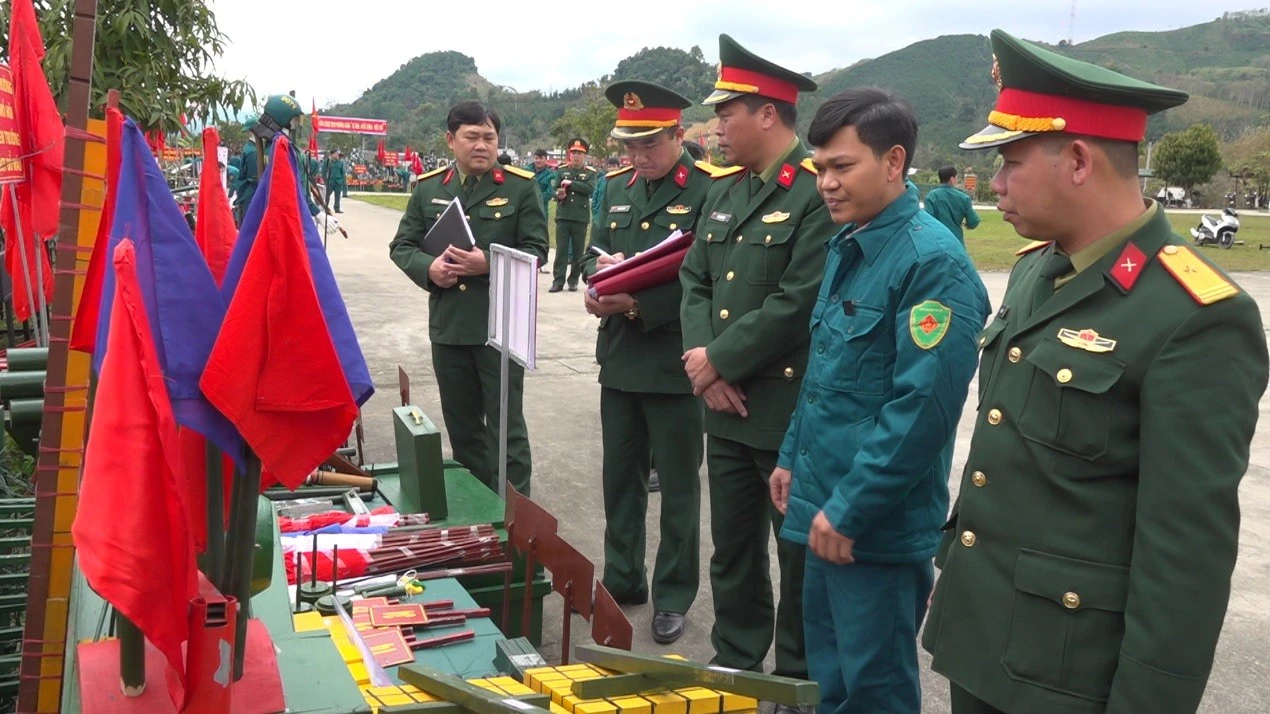 cac-dai-bieu-tham-quan-mo-hinh-hoc-cu.jpg