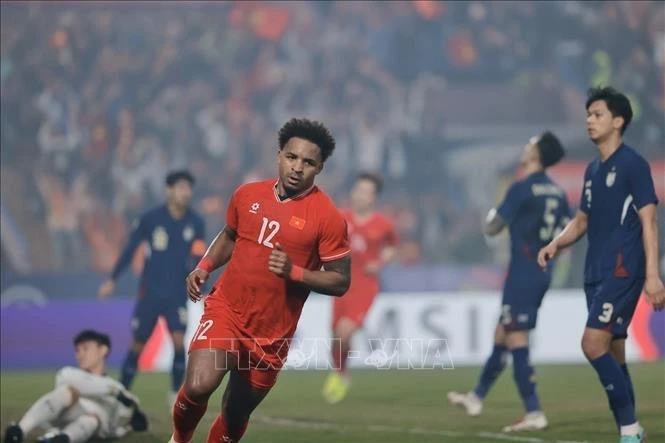 Phút 73, Xuân Son dứt điểm hiểm hóc từ ngoài vòng cấm địa, nâng tỷ số lên 2-0 cho đội tuyển Việt Nam. Ảnh: Minh Quyết/TTXVN