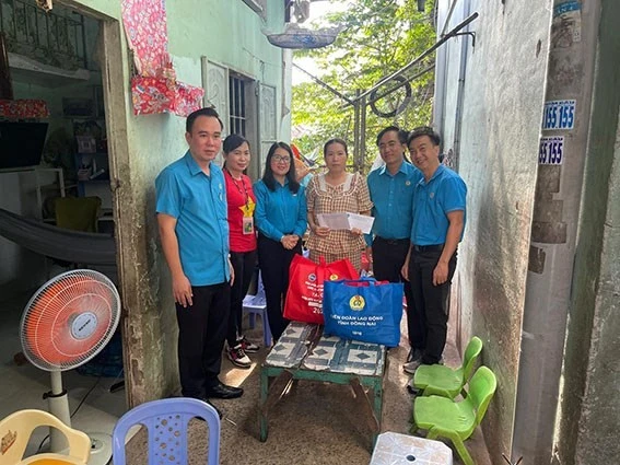 Lãnh đạo Liên đoàn Lao động tỉnh Đồng Nai đến các nhà trọ thăm, tặng quà người lao động. Ảnh: HAC
