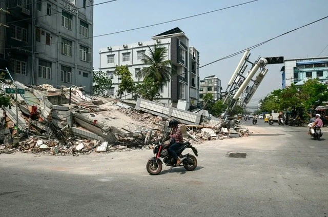 Một tòa nhà bị sập ở Mandalay vào ngày 2 tháng 4 năm 2025, 5 ngày sau trận động đất lớn xảy ra ở miền trung Myanmar. Sai Aung Main/AFP/Hình ảnh Getty
