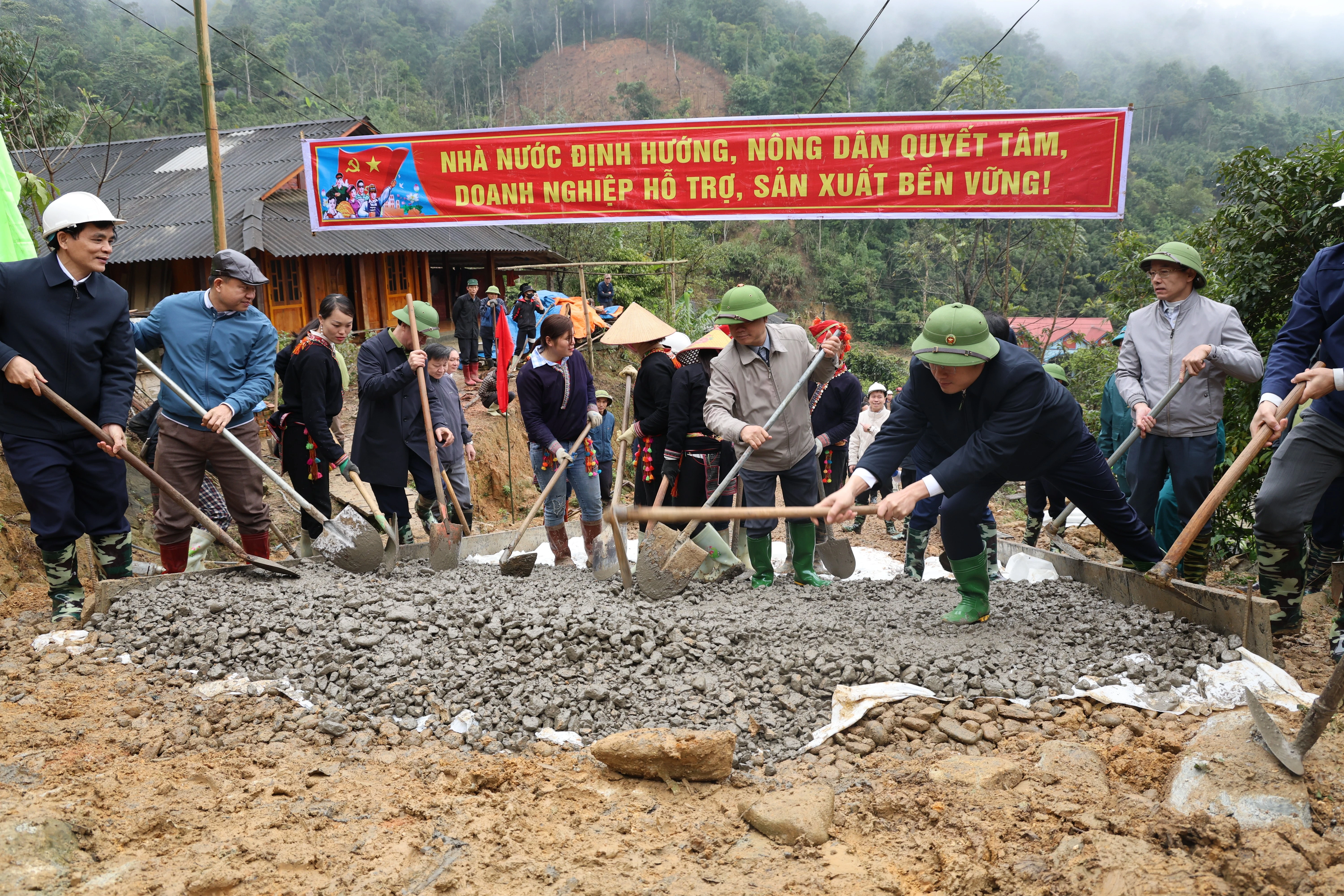 dai-bieu-do-duong-giao-thong-tai-thon-ta-mofoong-xa-dan-thang.jpg