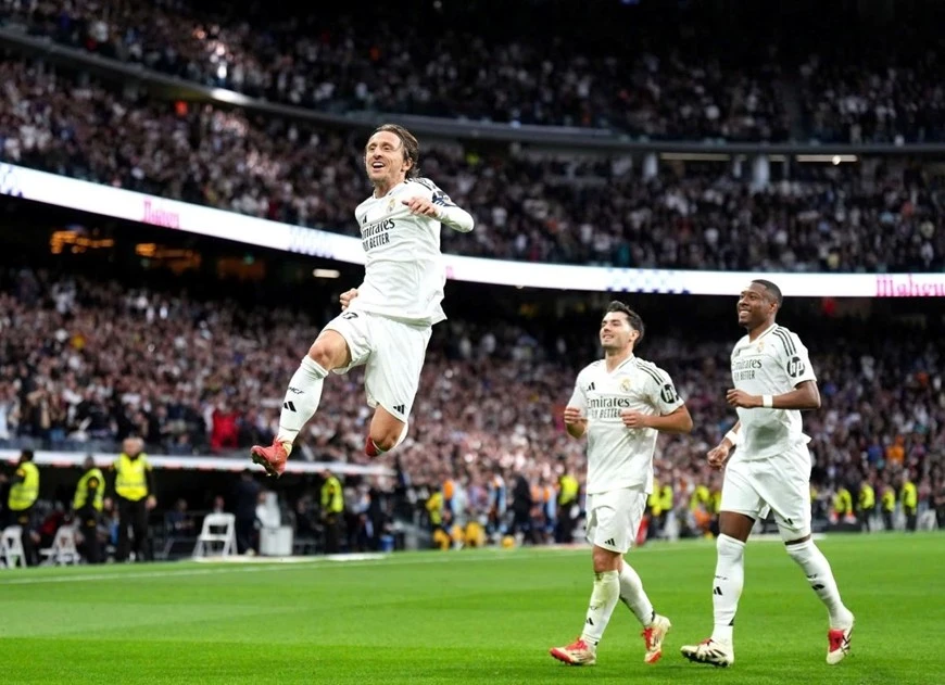 "Gánh nặng" tuổi tác không thể ngăn Luka Modric "bay cao" trên đôi cánh "Kền kền trắng" Real Madrid. Ảnh: Getty