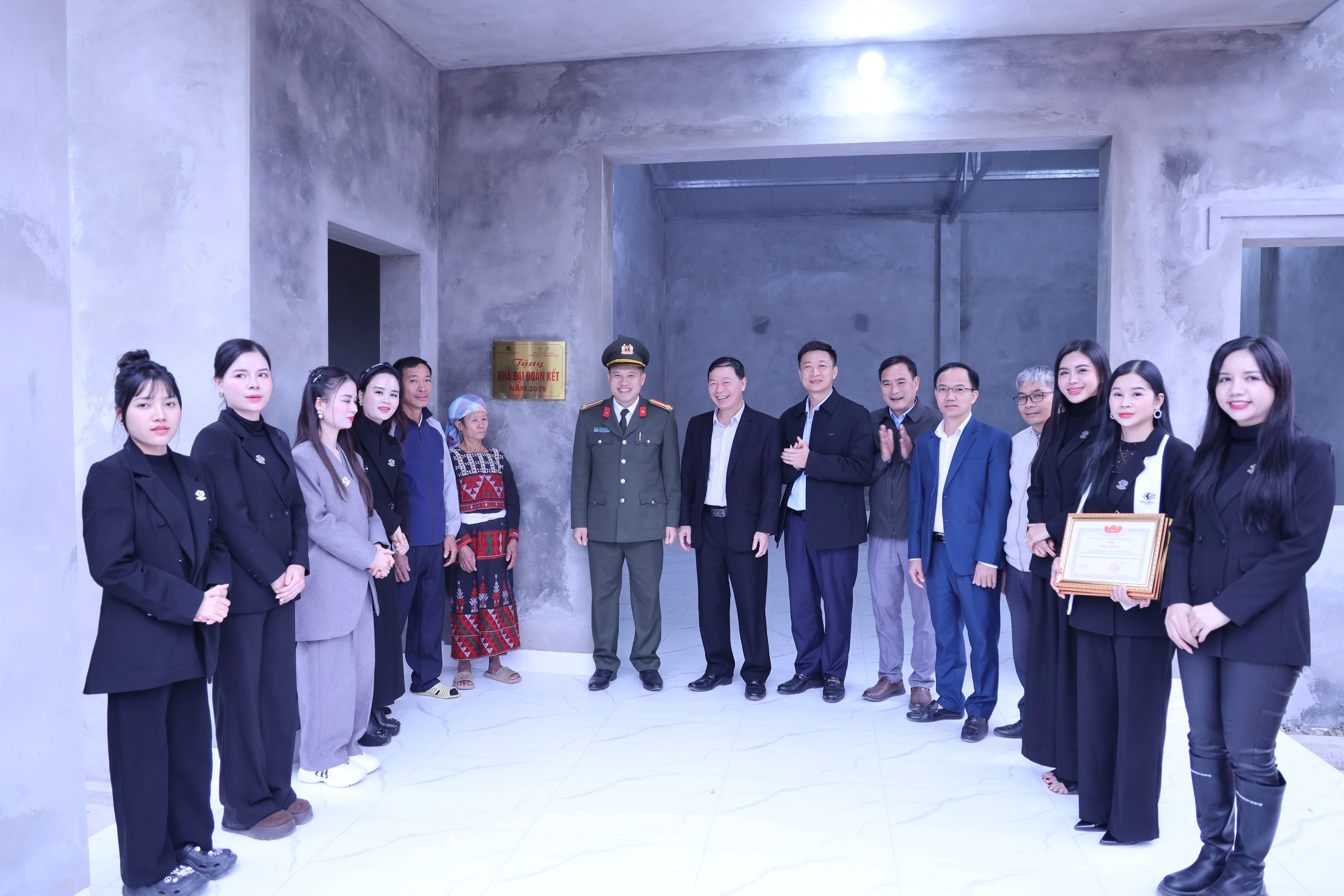 ngoi-nha-dai-doan-ket-duoc-trao-den-gia-dinh-truoc-them-tet-nguyen-dan-at-ty-khien-cho-gia-dinh-ong-minh-het-suc-cam-dong.jpg