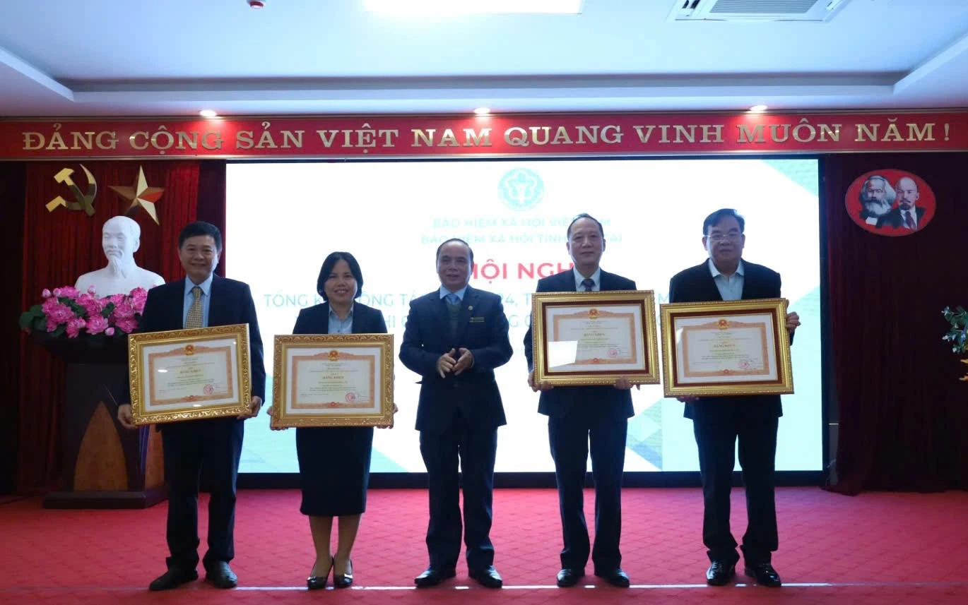 Trao thưởng cho các tập thể.