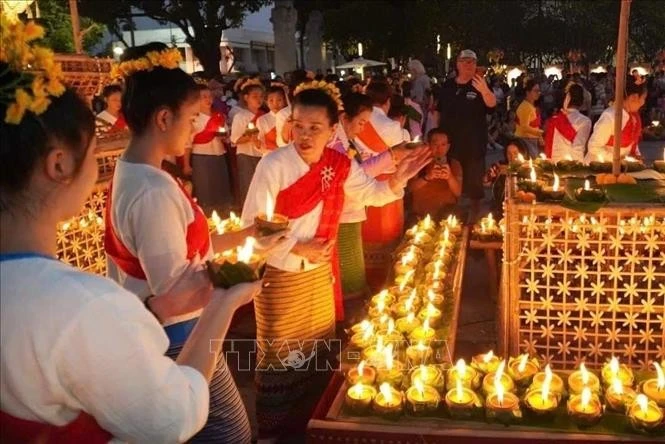 Nghi lễ thắp đèn “phang pateet” tượng trưng cho sự mở ra ánh sáng của sự sống. Ảnh: TTXVN phát
