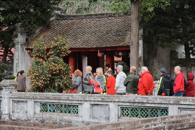 Nhiều du khách quốc tế lựa chọn Hà Nội là điểm đến để tham quan, tìm hiểu lịch sử, văn hoá dịp Tết Ất Tỵ. Ảnh: Hoàng Hiếu/TTXVN