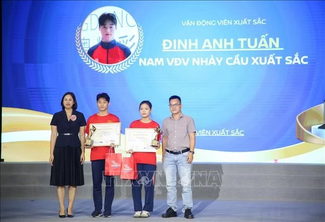 Vận động viên được vinh danh và trao giải thưởng nhảy cầu xuất sắc.