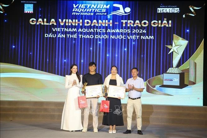 Hai vận động viên Vũ Đặng Nhật Nam và Cao Thị Duyên được vinh danh và trao giải thưởng cho vận động viên lặn xuất sắc.